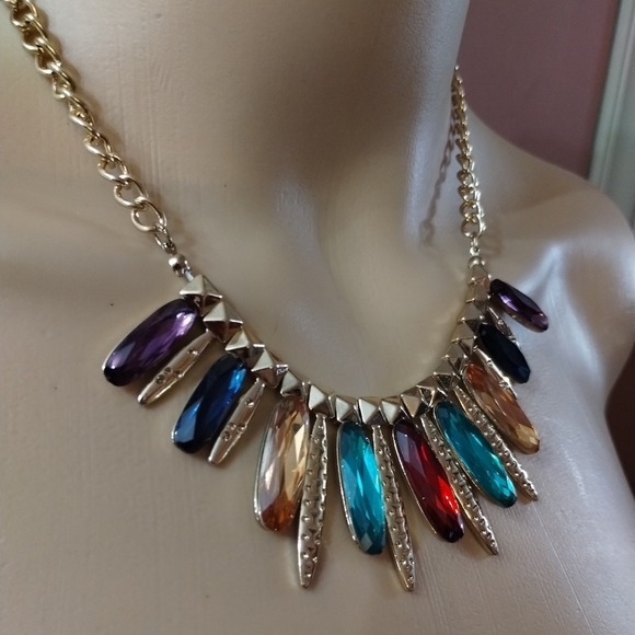 Beautiful women's multi colored becklace - Picture 2 of 3